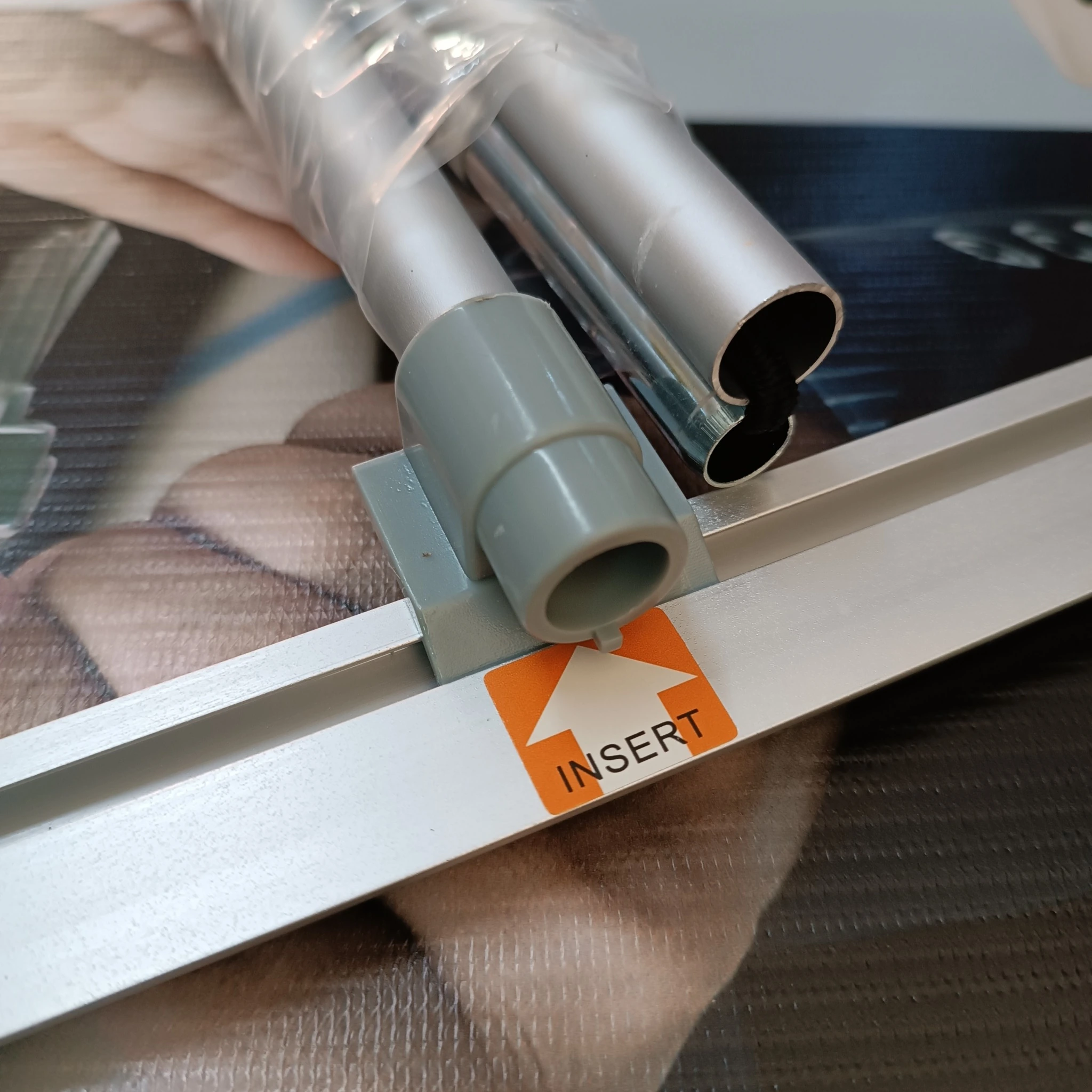 Detalle de sistema de encaje superior de pendón roller con tensión cuidada