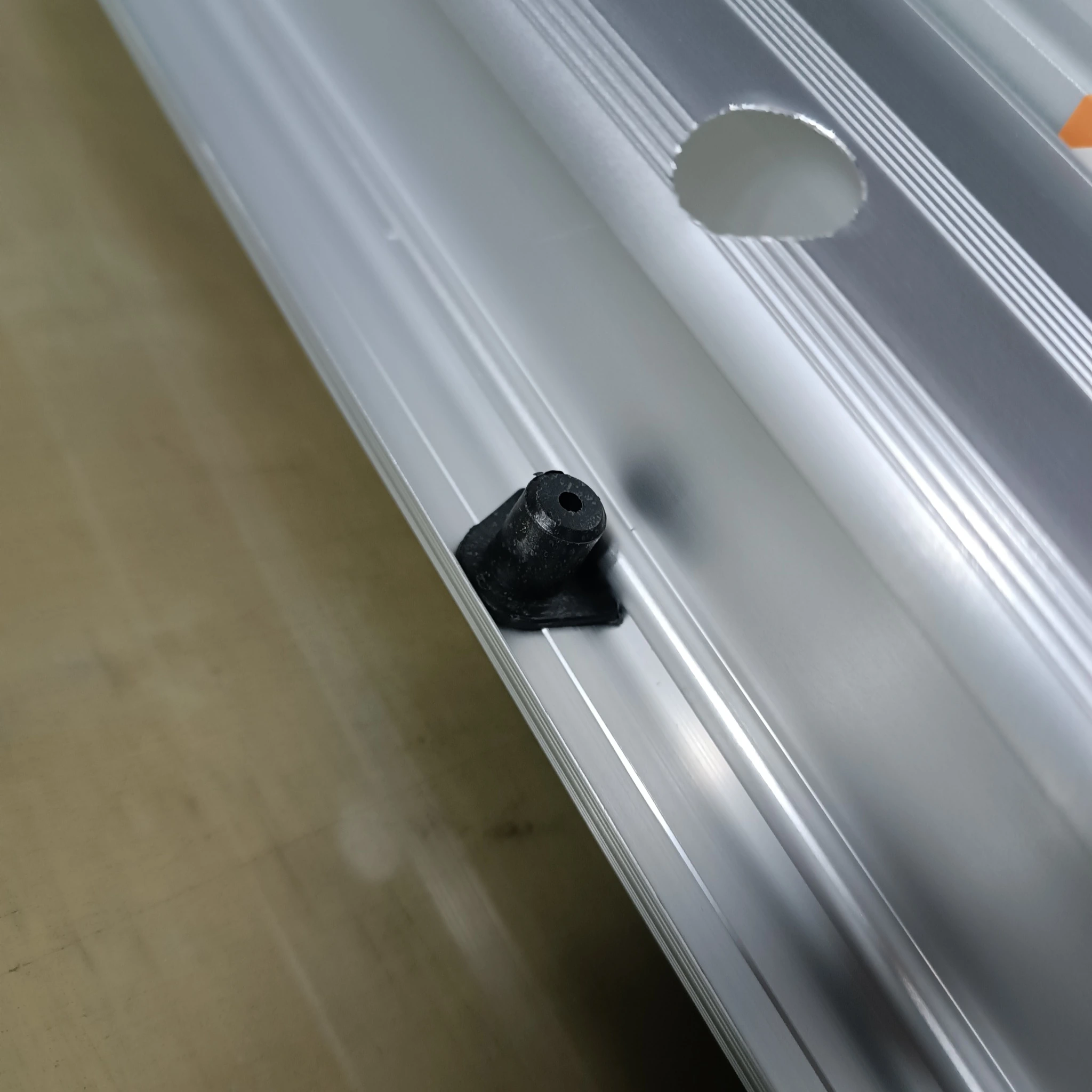 Detalle de estructura superior de pendón roller con sistema de encaje para facilitar el armado